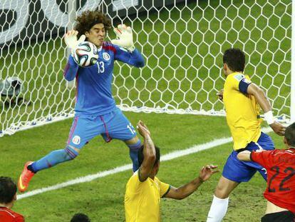 Guillermo Ochoa pára um arremate de Thiago.