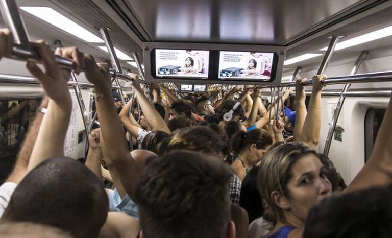 Passageiros na linha 4 do metrô de São Paulo, que parou sem energia.