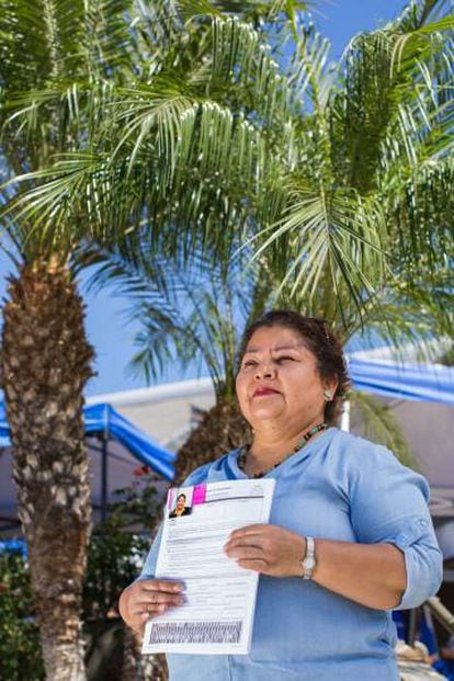 Alicia Rivera com seu pedido de cidadania em Anaheim.