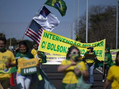 Manifestantes pedem intervenção militar com Bolsonaro no poder durante ato em Brasília no dia 28.