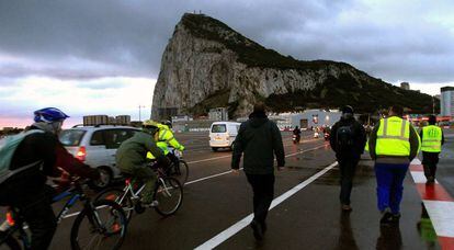 Várias pessoas cruzam nesta terça-feira a fronteira com Gibraltar a partir de Línea de la Concepción (Cádiz).