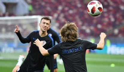 Modric (de costas) treina com Perisic antes da semifinal contra a Inglaterra.
