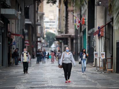 Pedestres caminham no centro de São Paulo, epicentro da pandemia de coronavírus no Brasil.