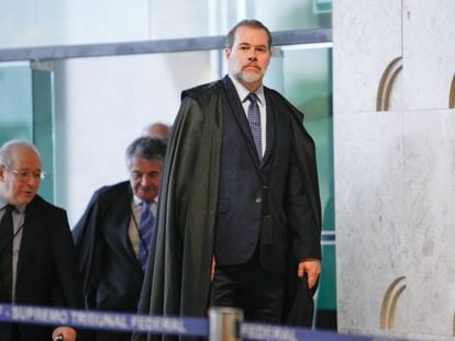 O presidente do STF, Antonio Dias Toffoli, é seguido por Celso de Mello e Marco Aurélio Mello ao entrar no plenário do tribunal no dia 10 de outubro.