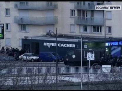 Agressor, acusado de ter matado um policial na quinta, fez reféns em supermercado kosher, que obedece preceitos judaicos para preparação de alimentos, na zona central de Paris. Polícia invadiu local.