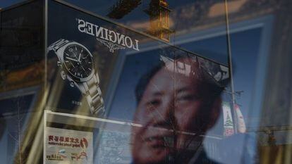 Propaganda reflete em vitrine que exp&otilde;e foto de Mao Ts&eacute;-Tung.