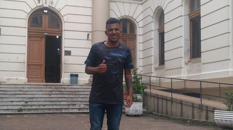 Adalberto Filho, de 18 anos, em frente ao colégio Paula Soares, em Porto Alegre.