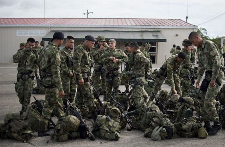 Soldados colombianos, durante o resgate do general Alzate.
