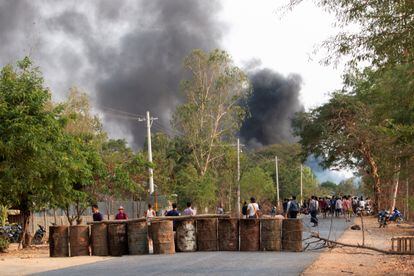 Barricada de forças opositoras à Junta Militar, em Taze, Mianmar, em 7 de abril.