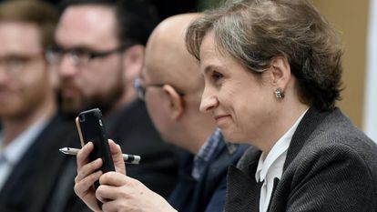 Carmen Aristegui durante a conferência em que denunciou a espionagem do Governo.