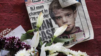 Etan Patz na capa de um jornal em 2012, em um memorial em NY.