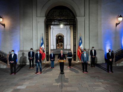 O presidente Piñera anuncia seu projeto de adiamento das eleições, neste domingo, no Palácio de La Moneda, em Santiago.