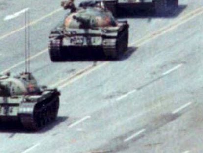 Um manifestante enfrenta os tanques na praça Tiananmen em junho de 1989.
