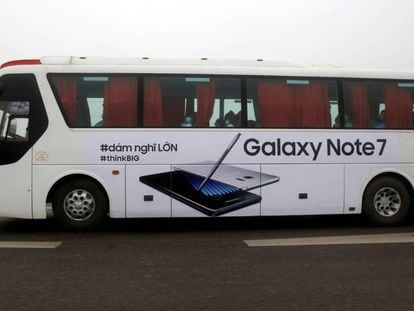 Um ônibus de Hanoi com publicidade do telefone proibido.