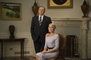 Kevin Spacey e Robin Wright, caracterizados como Francis 'Frank' J. Underwood e Claire Underwood, casal presidencial.
