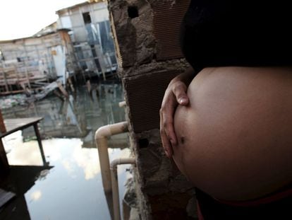 Jovem grávida, moradora de uma área pobre de Recife.