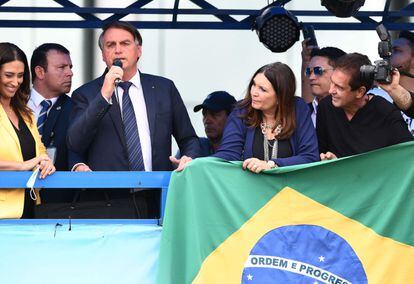 Bolsonaro cumprimenta seus seguidores em Brasília após o ato em que se filiou ao Partido Liberal, nesta terça-feira.
