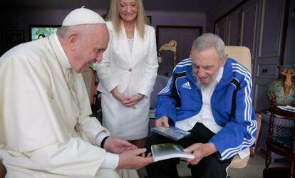 Fidel entrega ao Papa, diante de esposa Dalia, livro de Frei Betto, 'Fidel e a Religião'.
