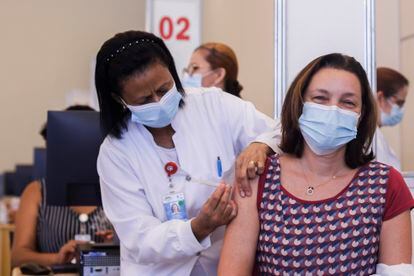 A médica Beatriz Perondi, do Hospital das Clínicas de São Paulo, recebe a 1ª dose da coronavac, nesta segunda-feira, um dia após a aprovação emergencial pela Anvisa.