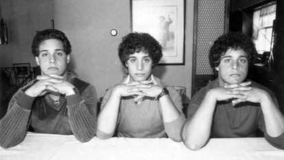 A partir da esquerda, Robert Shafran, David Kellman e Eddy Galland em 28 de setembro de 1980, em Nova York. (Getty Images/Richard Lee/New York Daily News Archive). Vídeo: trailer de ‘Three Identical Strangers’.