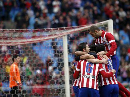 Os jogadores do Atlético comemoram o segundo gol.