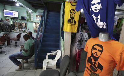 Camisetas de Bolsonaro em loja do Núcleo Bandeirante, próximo a Brasília, no Distrito Federal.