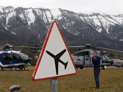 Avião de Germanwings cai nos Alpes franceses.