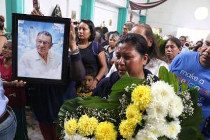 Funeral do padre Luis López na sua paróquia no Estado do México