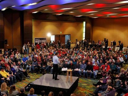 O republicano Marco Rubio faz um discurso em um hotel de Cedar Rapids.
