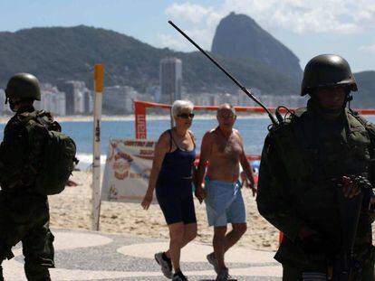 Fuzileiros navais na praia de Copacabana.