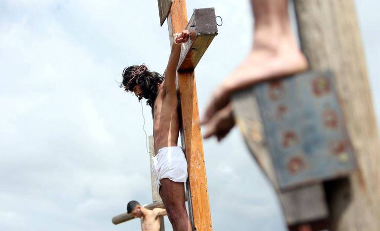 Representação da crucificação de Cristo no Líbano, durante a última Semana Santa.