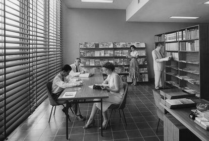 A biblioteca da embaixada dos EUA em Havana em 1953. A representação fechou em 1961, quando Cuba e EUA romperam relações e – como a sede diplomática cubana em Washington – reabriu em 1977 com o status de Seção de Interesses depois de um acordo entre Jimmy Carter e Fidel Castro.