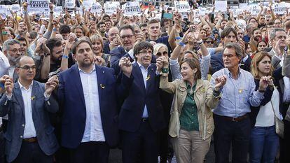 Manifestação em Barcelona pedindo a libertação de Jordi Sánchez e Jordi Cuixart