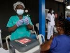 Una mujer recibe una de las primeras vacunas AstraZeneca gracias a la iniciativa Covax, en el hospital Yaba Mainland en Lagos, Nigeria.