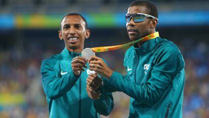 Junto de seu guia Eriton Nascimento, Odair Santos Eriton posa com sua segunda medalha de prata na Rio 2016. Desta vez, na modalidade dos 1500m T11 (para deficientes visuais) do atletismo.
