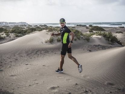 Diego Polino, atleta de retrorunning, treina a modalidade em Lanzarote, na Espanha.