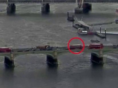 Fotograma do vídeo que recolhe o momento do ataque na ponte de Westminster.