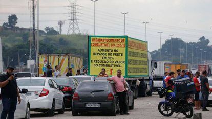 Caminhoneiros protestam contra elevação no preço do diesel na rodovia BR-040, em Duque de Caxias.