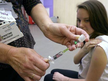 Uma adolescente de 15 anos se vacina contra o sarampo em Teesside (Inglaterra).