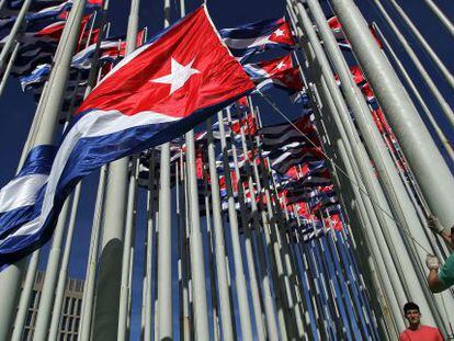 Bandeiras cubanas diante da legação dos EUA em Havana.