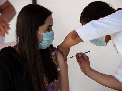 Uma profissional da saúde recebe a vacina contra o coronavírus na Cidade do México.