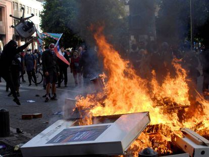 Fogo em barricada durante protesto na cidade chilena de Concepción, na terça-feira passada.