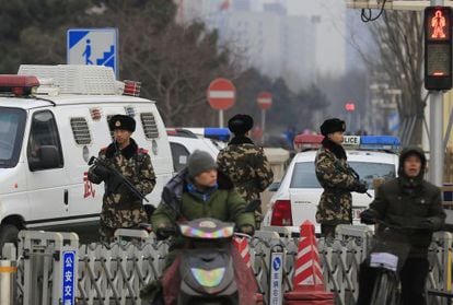 Forças paramilitares vigiam uma zona turística de Pequim neste domingo.