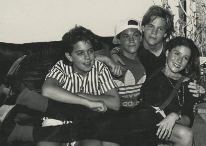 Stephen Dorff e Brian Austin Green com Moon Frye em uma das fotos que aparecem em ‘Kid 90’