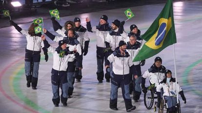 Aline Rocha foi a porta bandeira do Brasil na cerimônia de abertura.