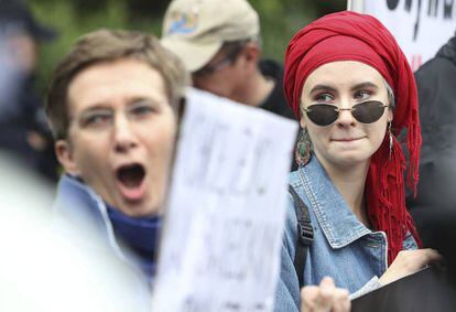 Grupos de mulheres se manifestam contra as políticas restritivas do Governo em direitos reprodutivos, em 2 de julho, em Varsóvia.