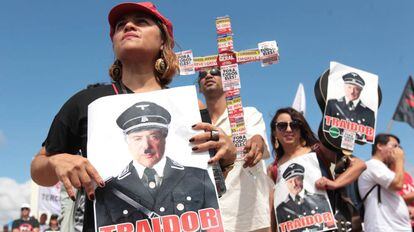Manifestantes comparam Temer a Hitler em protesto em Brasília.