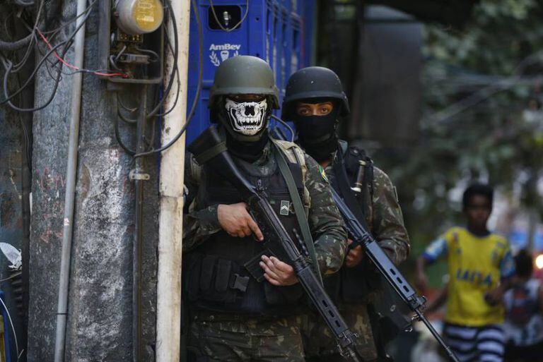 Militares participam de operação na favela da Rocinha.