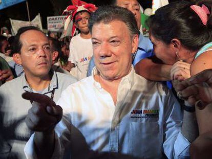 Juan Manuel Santos saúda a seus partidários, nesta terça-feira em Villavicencio.