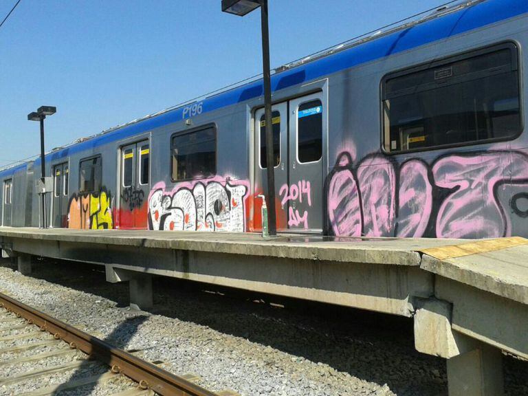 Trem pichado no pátio Capão Redondo, da Linha 5 - Lilás